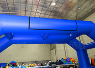 Крупный план PVC раздувных сводов голубой на открытом воздухе рекламируя Arhway