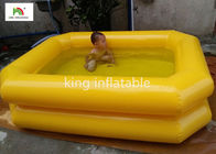 Желтый двойной бассейн крупного плана трубок для детей в задворк
